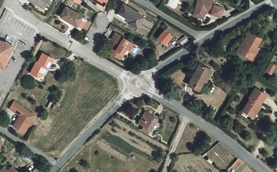 Vue aérienne du Rond-point anonyme n°137025580