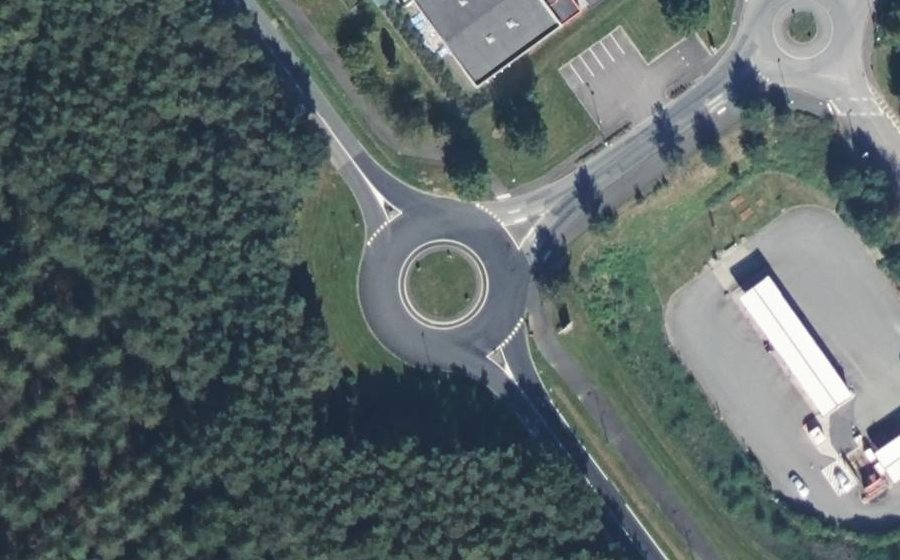 Vue aérienne du Rond-point anonyme n°137051419
