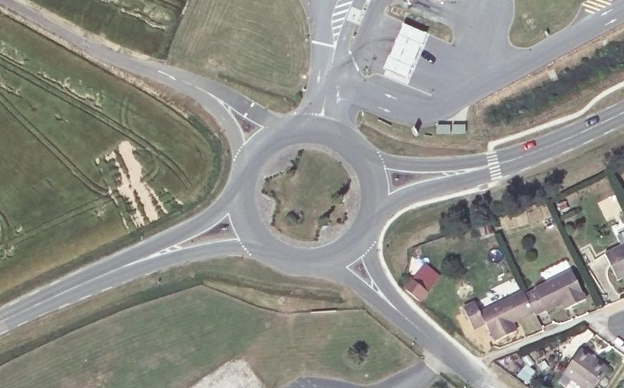 Vue aérienne du Rond-point anonyme n°137099001