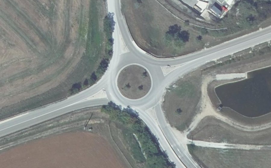 Vue aérienne du Rond-point anonyme n°137100350