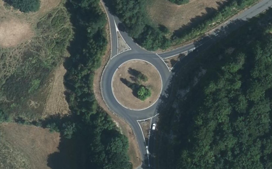Vue aérienne du Rond-point anonyme n°137153036