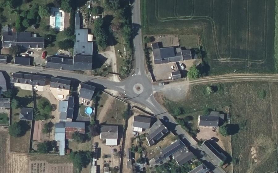 Vue aérienne du Rond-point anonyme n°137163238