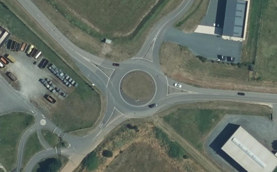 Vue aérienne du Rond-point anonyme n°137190567