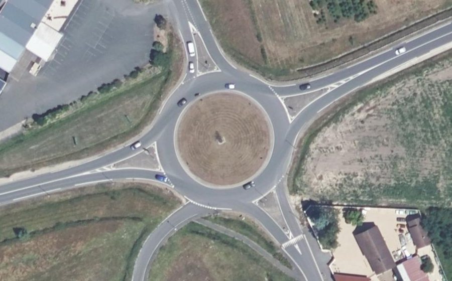 Vue aérienne du Rond-point anonyme n°137191571