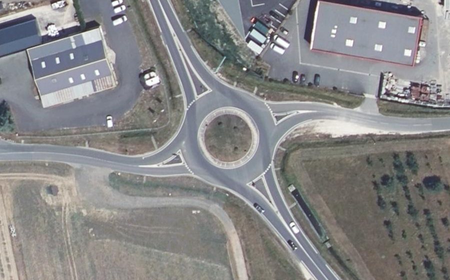 Vue aérienne du Rond-point anonyme n°137197412