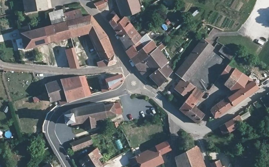 Vue aérienne du Rond-point anonyme n°137212315