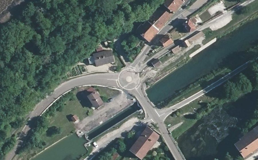 Vue aérienne du Rond-point anonyme n°137212316