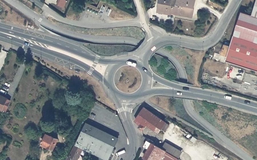 Vue aérienne du Rond-point anonyme n°137265875