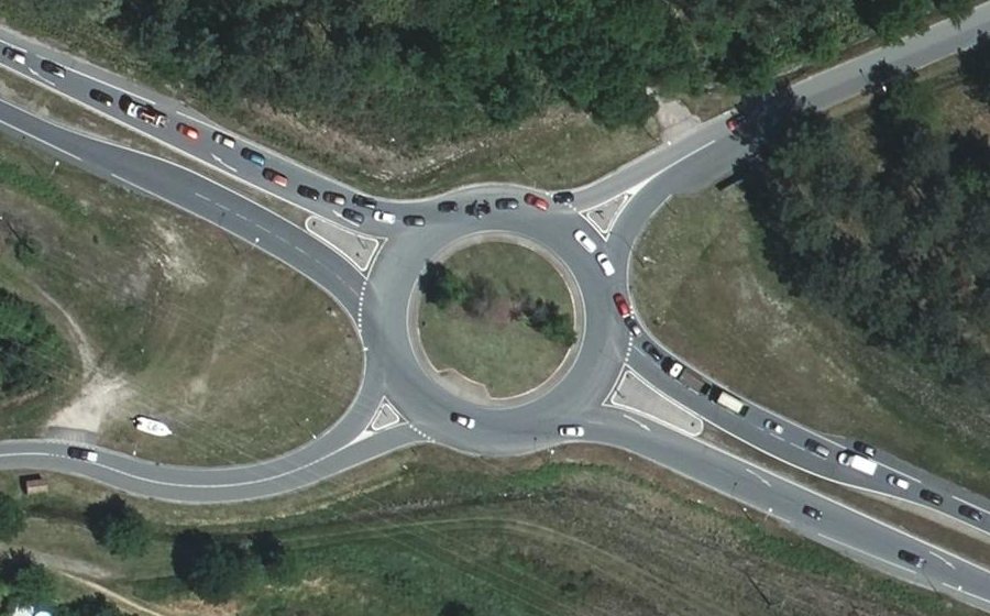 Vue aérienne du Rond-point anonyme n°137270746