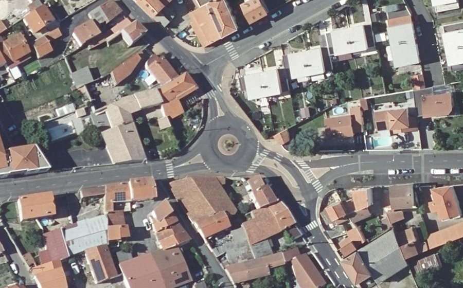 Vue aérienne du Rond-point anonyme n°137306624