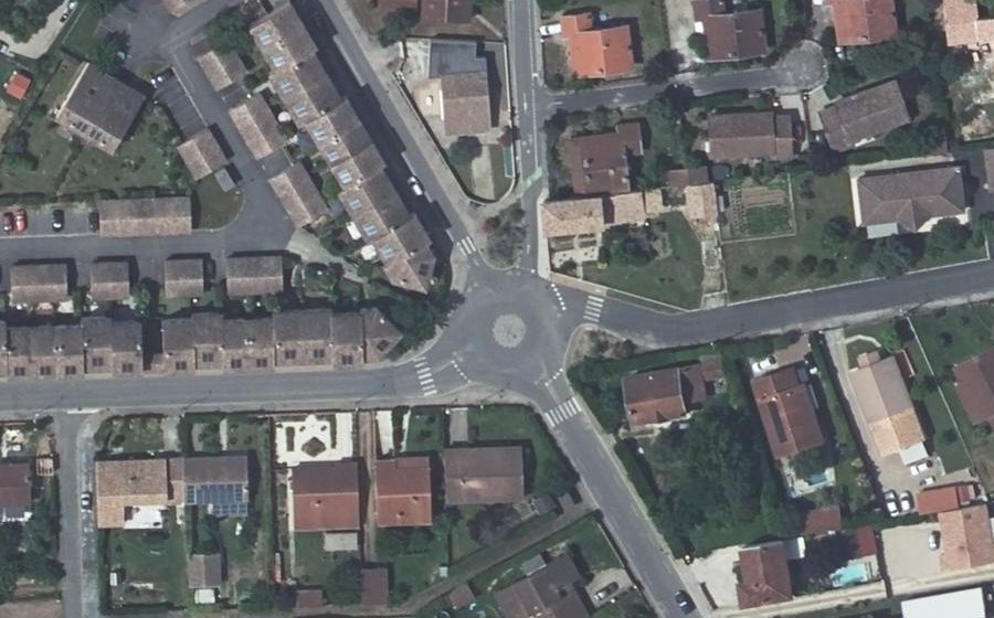 Vue aérienne du Rond-point anonyme n°137309496