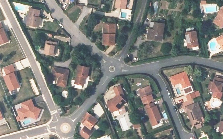 Vue aérienne du Rond-point anonyme n°137313058