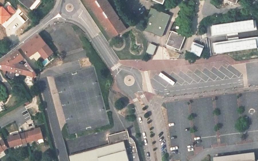 Vue aérienne du Rond-point anonyme n°137316037