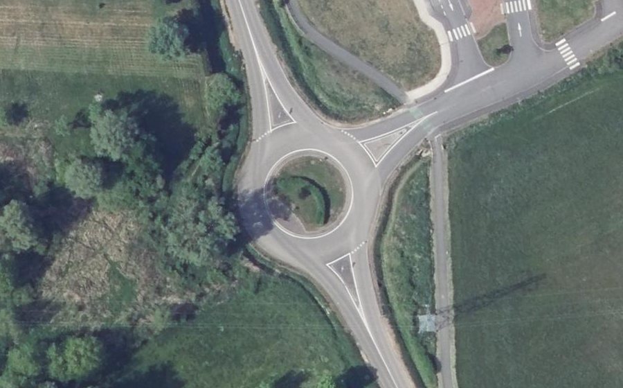Vue aérienne du Rond-point anonyme n°137336006