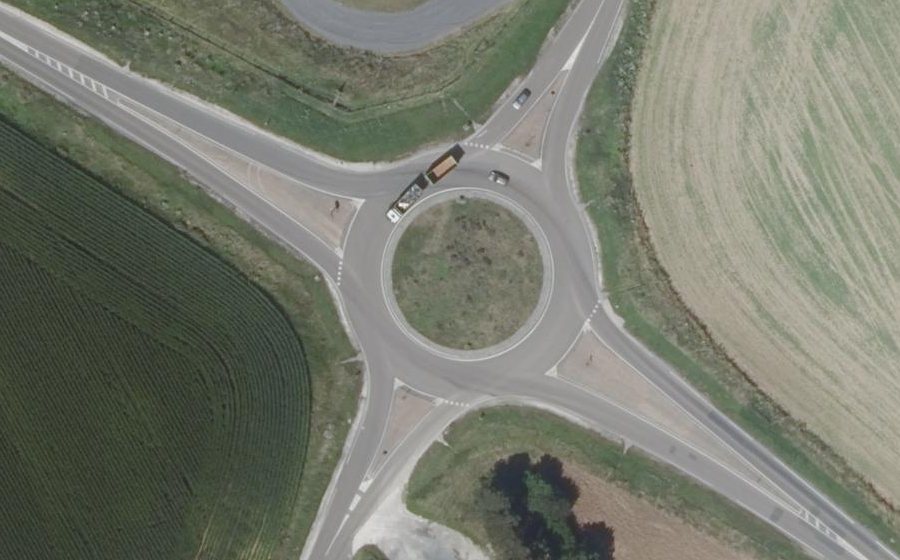 Vue aérienne du Rond-point anonyme n°137379713