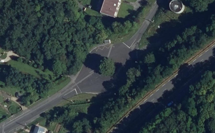 Vue aérienne du Rond-point anonyme n°137403414
