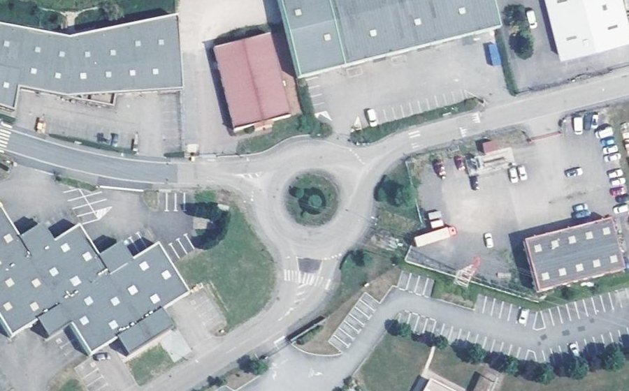 Vue aérienne du Rond-point anonyme n°137462104