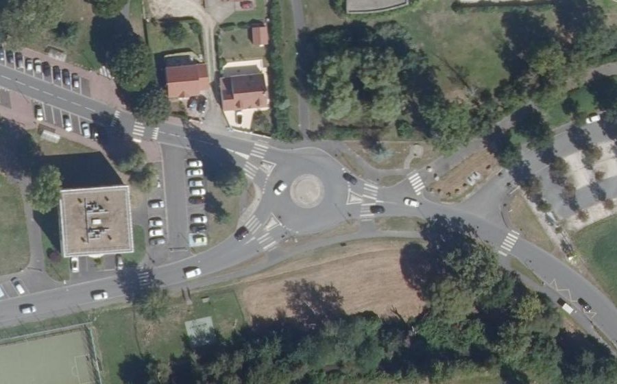 Vue aérienne du Rond-point anonyme n°137462427