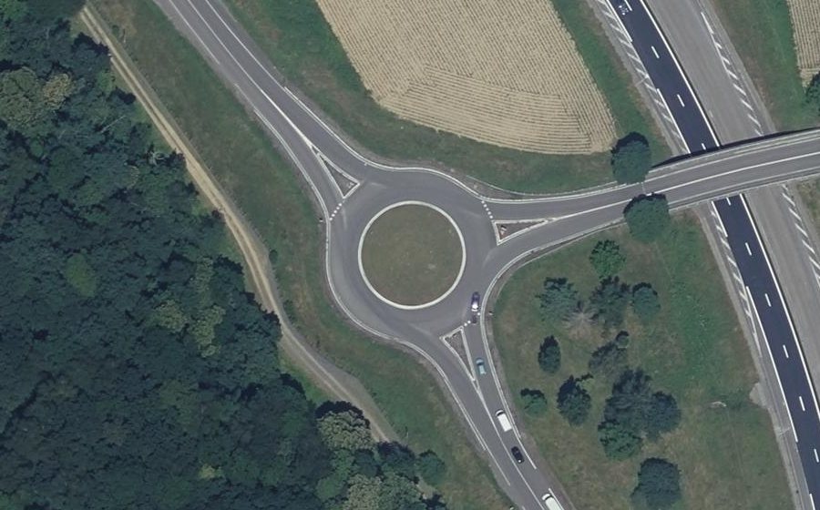 Vue aérienne du Rond-point anonyme n°137463958
