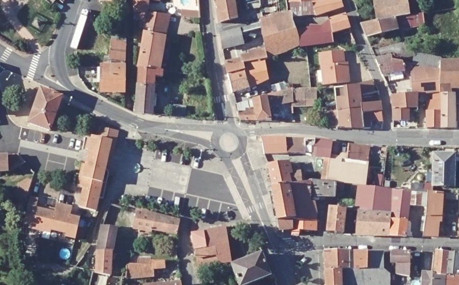 Vue aérienne du Rond-point anonyme n°137510845