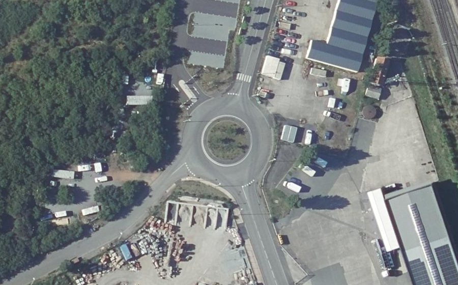 Vue aérienne du Rond-point anonyme n°137510871
