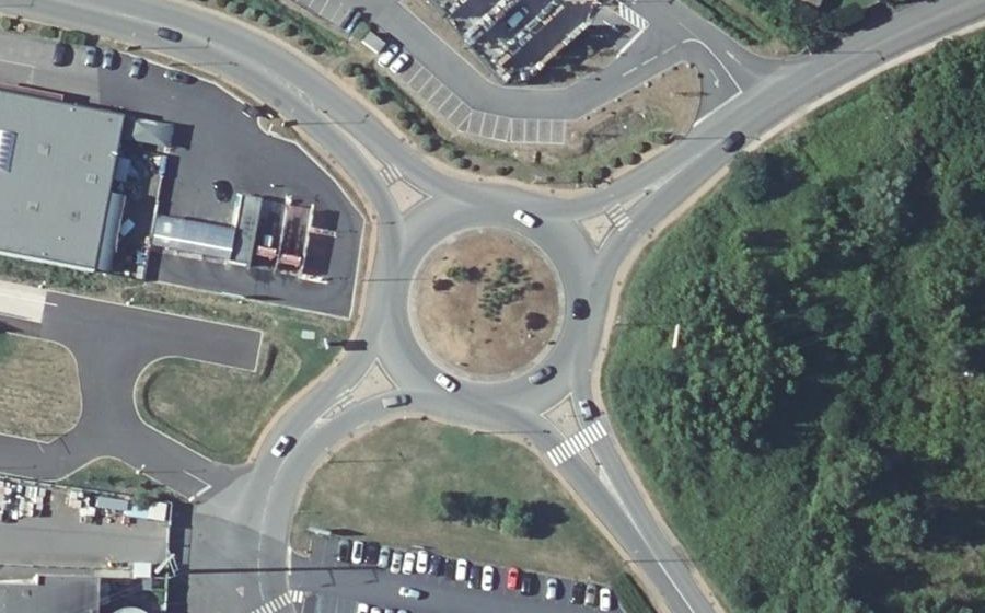 Vue aérienne du Rond-point anonyme n°137510876