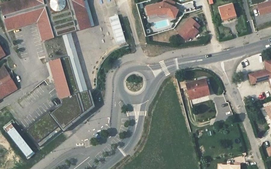 Vue aérienne du Rond-point anonyme n°137521249