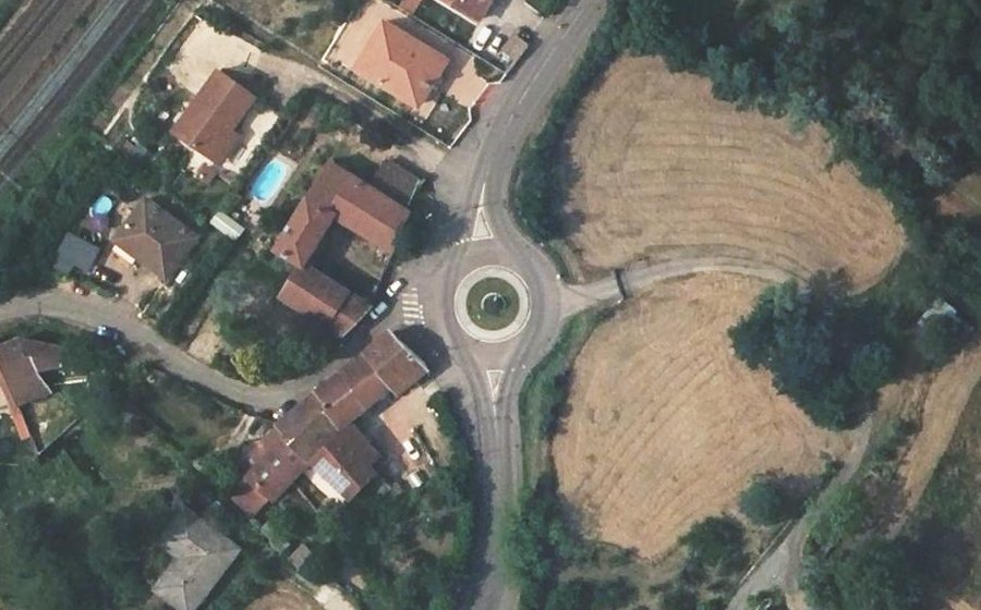 Vue aérienne du Rond-point anonyme n°137547042