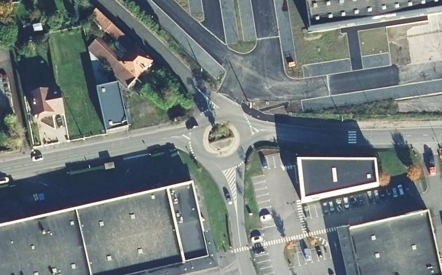 Vue aérienne du Rond-point anonyme n°1375620460