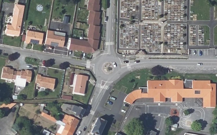 Vue aérienne du Rond-point anonyme n°137566233