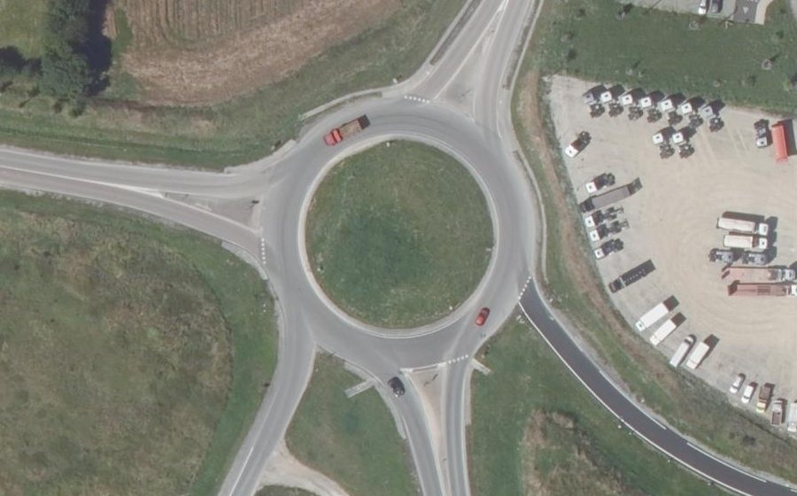 Vue aérienne du Rond-point anonyme n°137569489