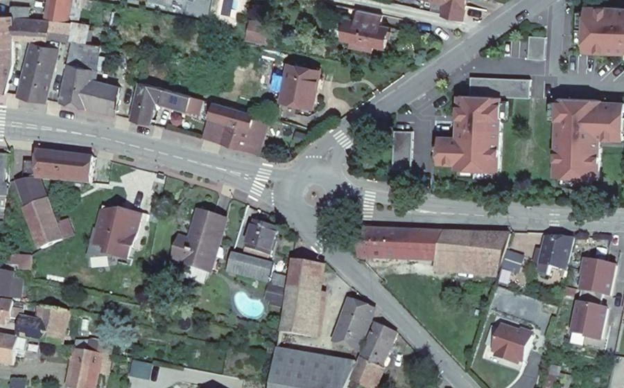 Vue aérienne du Rond-point anonyme n°1375931654
