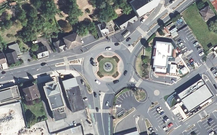 Vue aérienne du Rond-point anonyme n°137594254