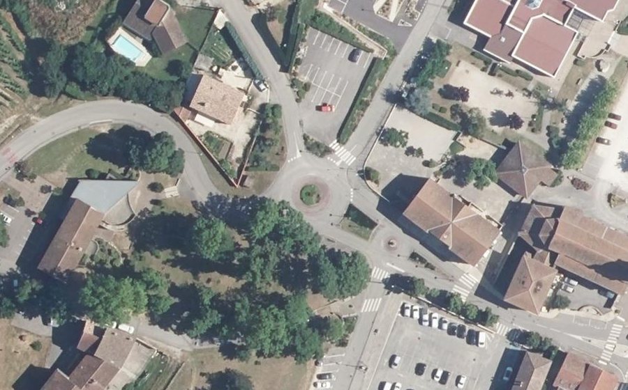 Vue aérienne du Rond-point anonyme n°137633236