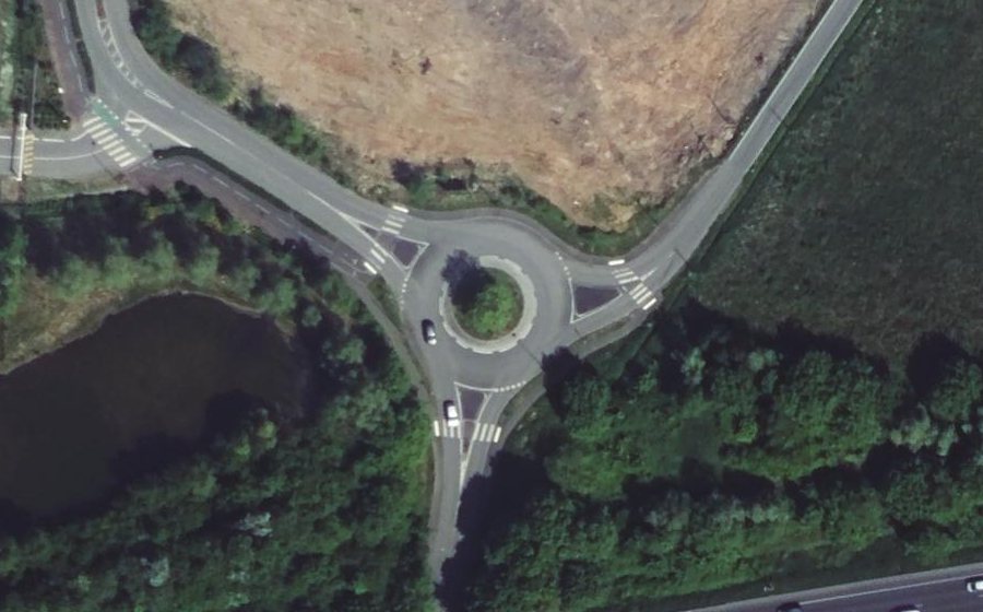 Vue aérienne du Rond-point anonyme n°137640594