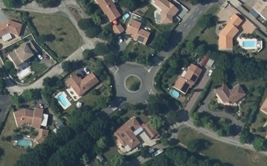 Vue aérienne du Rond-point anonyme n°137668837
