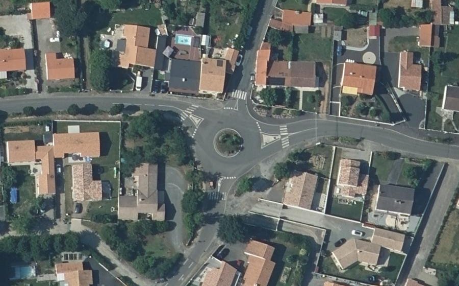 Vue aérienne du Rond-point anonyme n°137668855