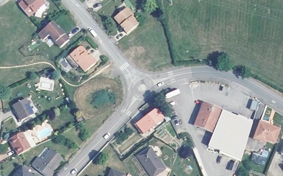 Vue aérienne du Rond-point anonyme n°137692414