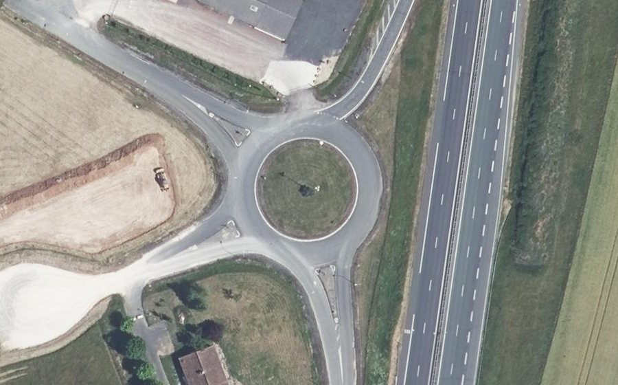 Vue aérienne du Rond-point anonyme n°137700479
