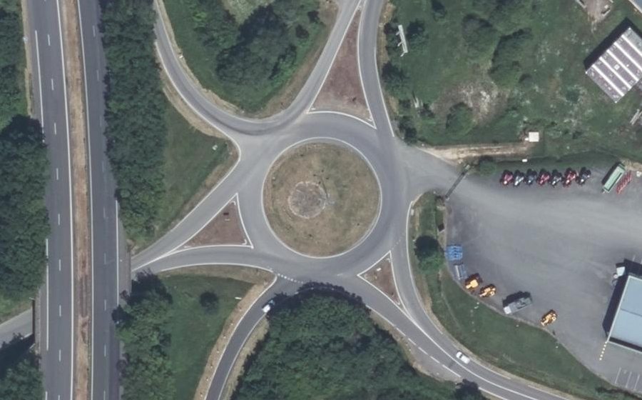 Vue aérienne du Rond-point anonyme n°137704096