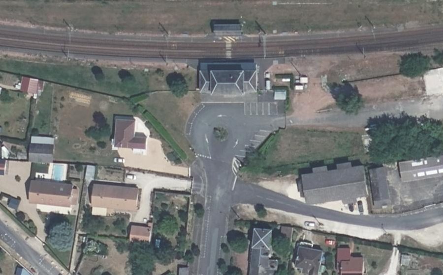 Vue aérienne du Rond-point anonyme n°137719490