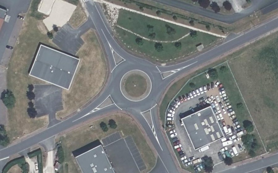 Vue aérienne du Rond-point anonyme n°137723641