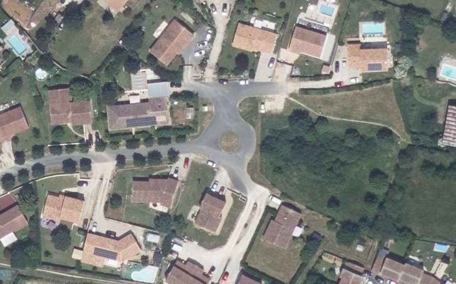 Vue aérienne du Rond-point anonyme n°137725272