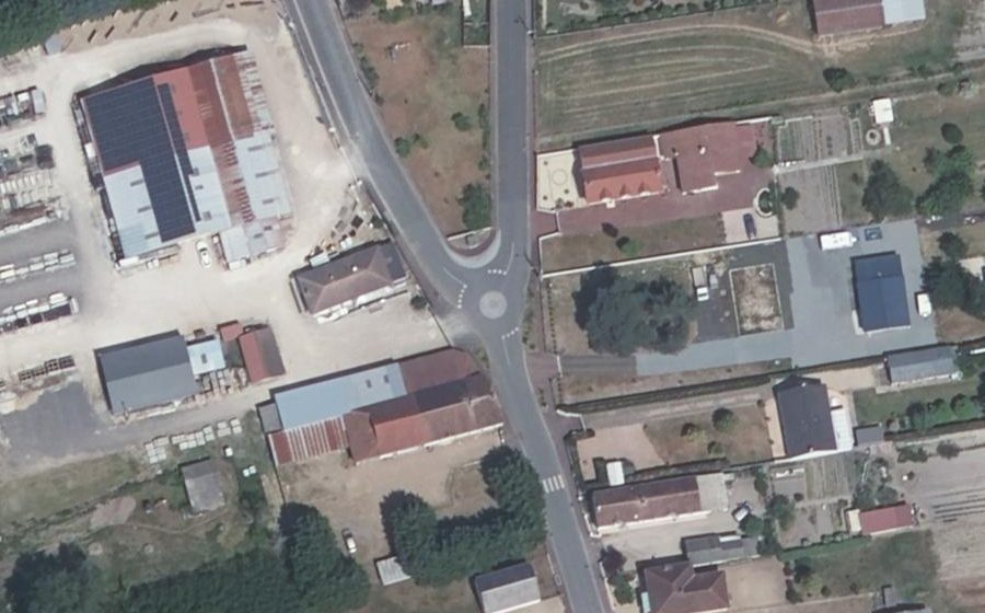 Vue aérienne du Rond-point anonyme n°137731894