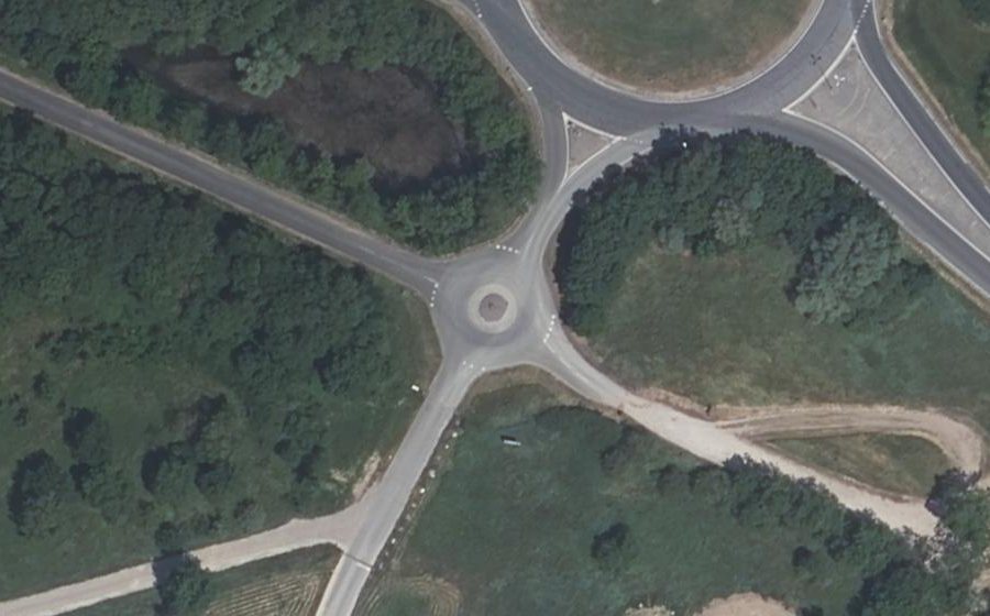 Vue aérienne du Rond-point anonyme n°137734814