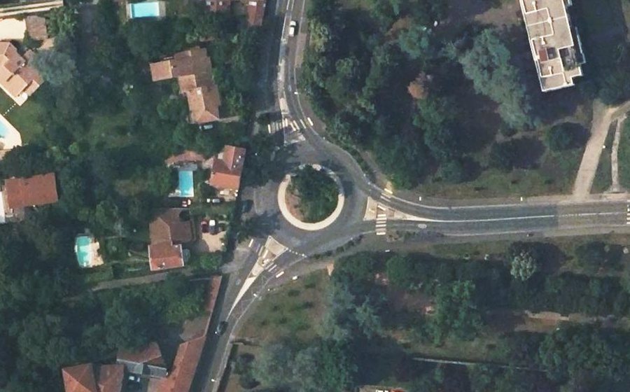 Vue aérienne du Rond-point anonyme n°137780746