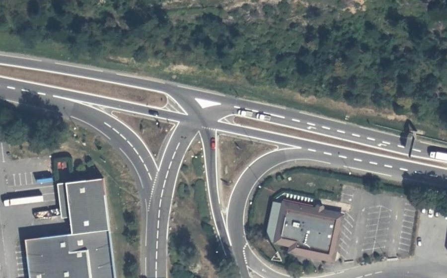 Vue aérienne du Rond-point anonyme n°1377852515