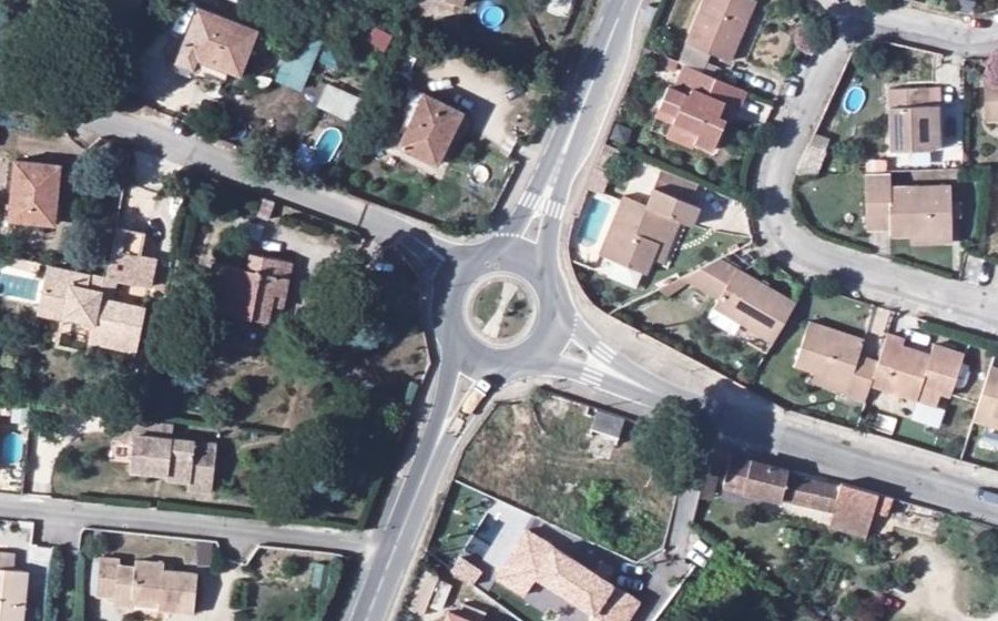 Vue aérienne du Rond-point anonyme n°1377853578
