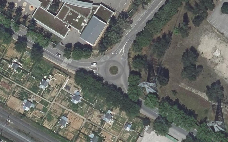 Vue aérienne du Rond-point anonyme n°1377988101
