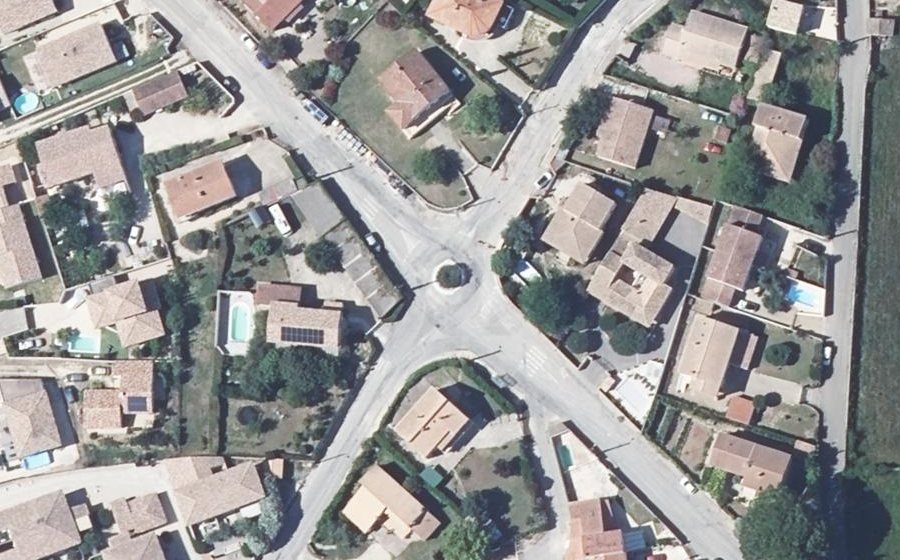 Vue aérienne du Rond-point anonyme n°1378126154